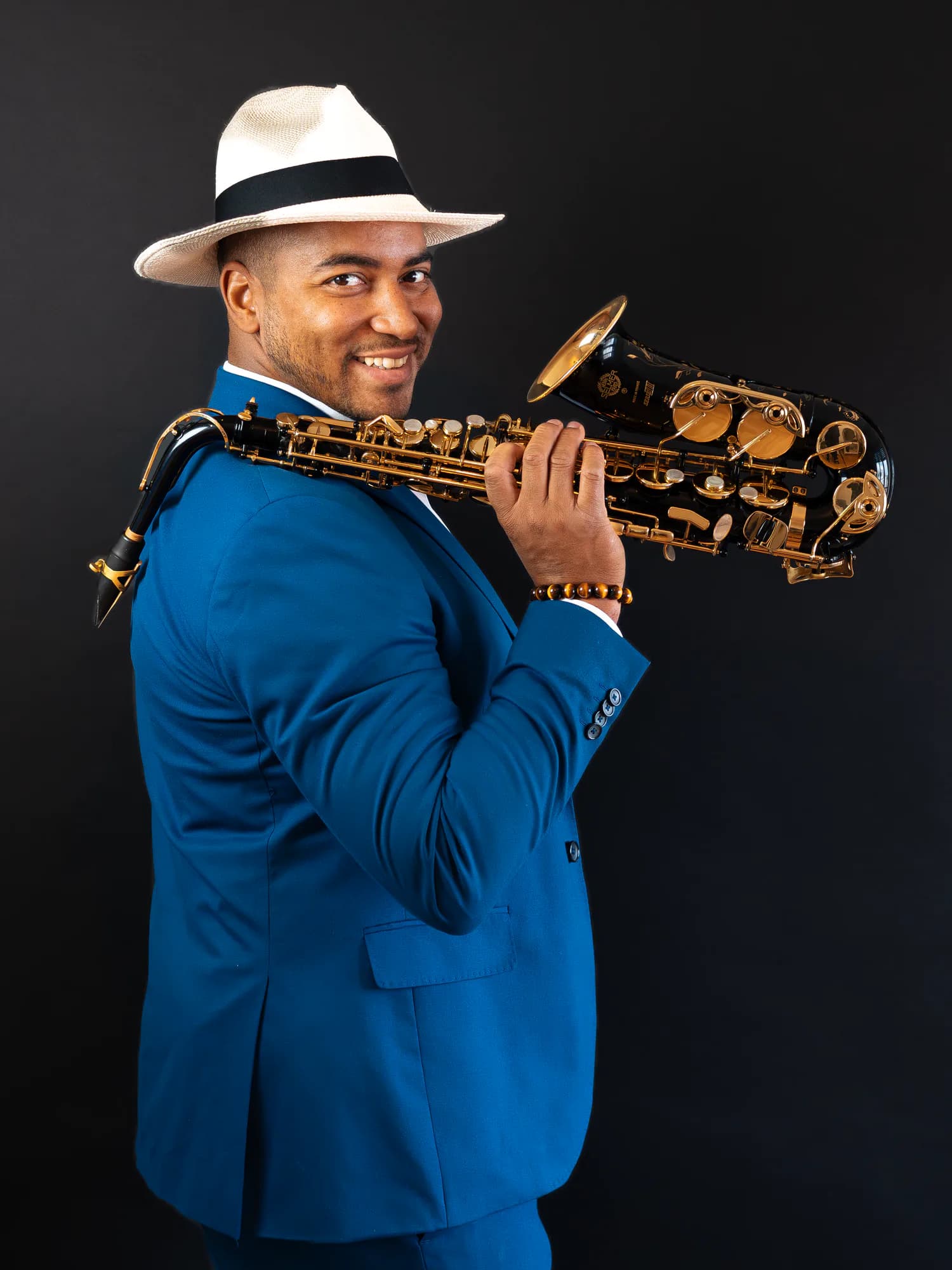 Ismaël K, saxophoniste et fondateur de Be With You Events
