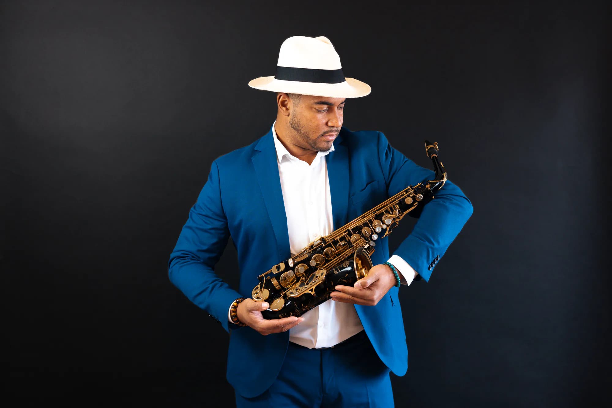 Ismaël K au saxophone, portrait studio