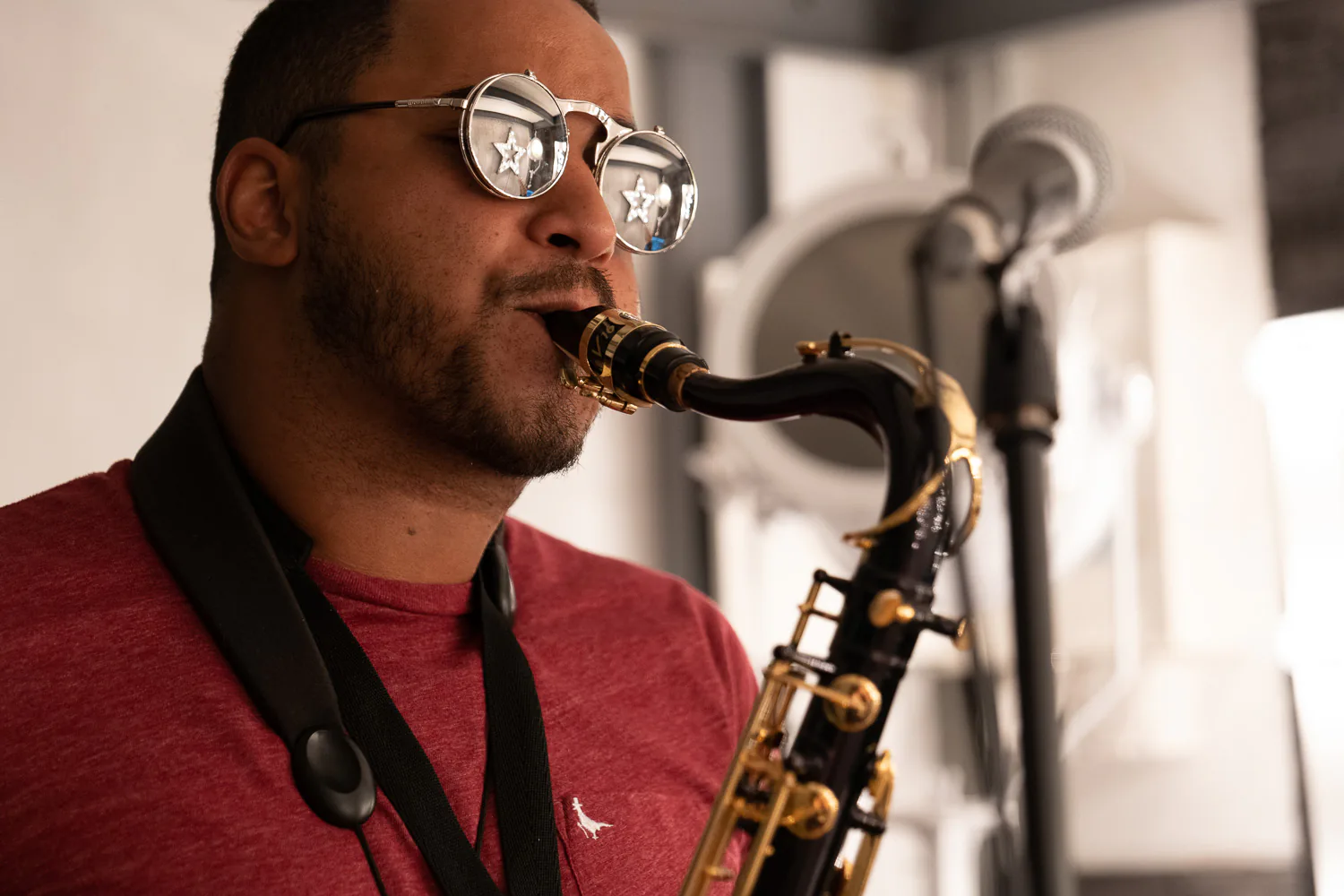 Ismaël K au saxophone ténor en répétition