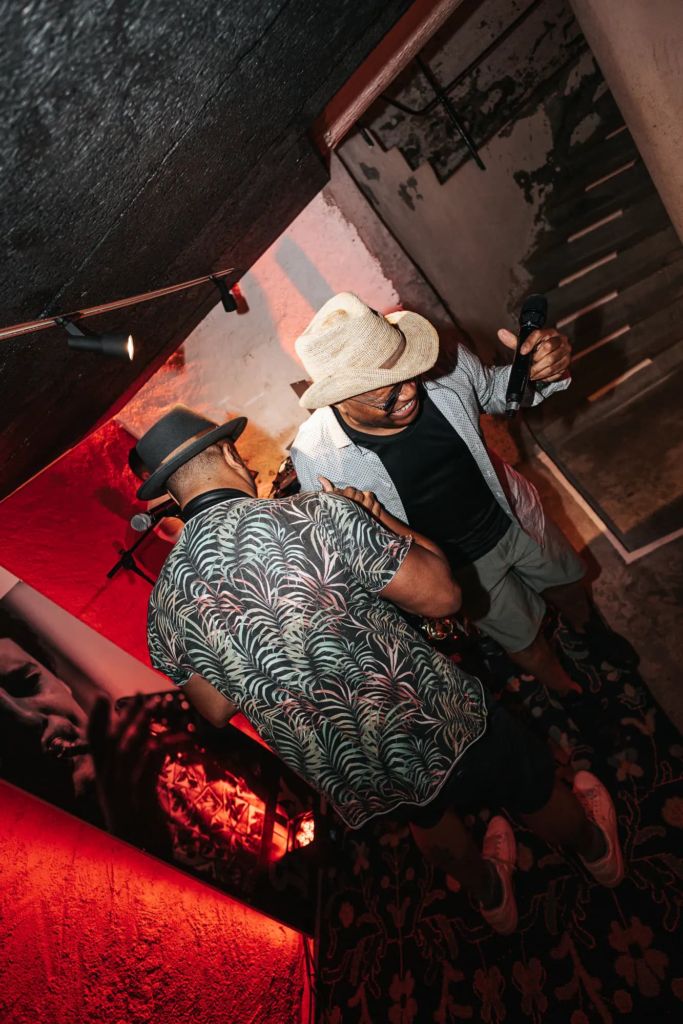 Chanteur et musicien qui s'étreignent après un concert en club