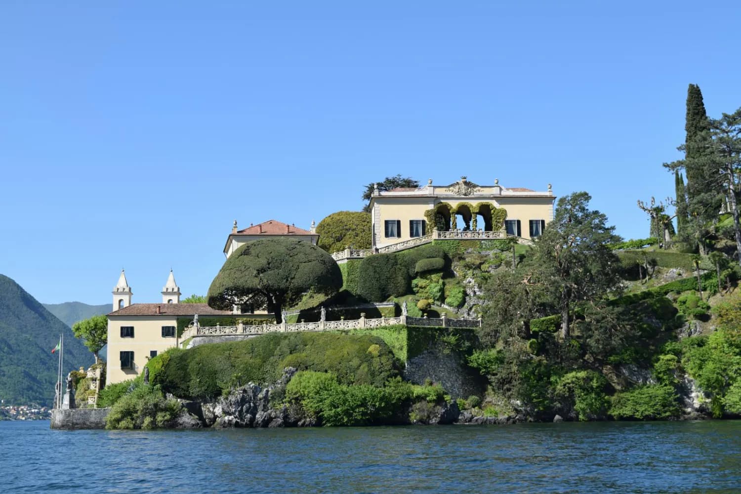 Villa italienne et ses jardins en terrasses au bord du lac de Côme