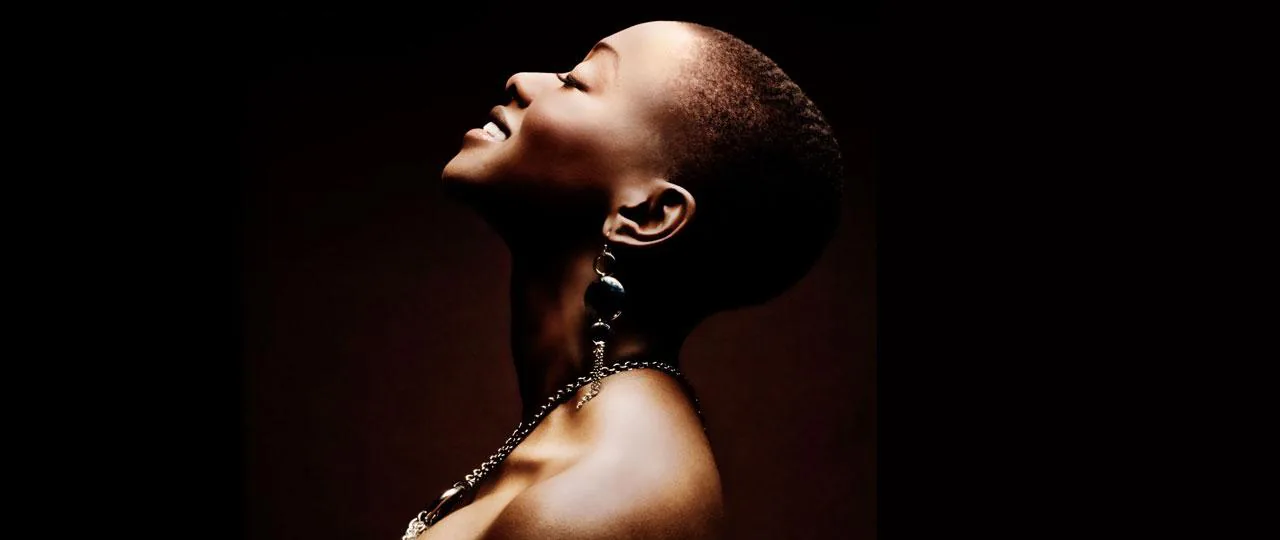 Azania Noah, singer in the network, in a stage portrait
