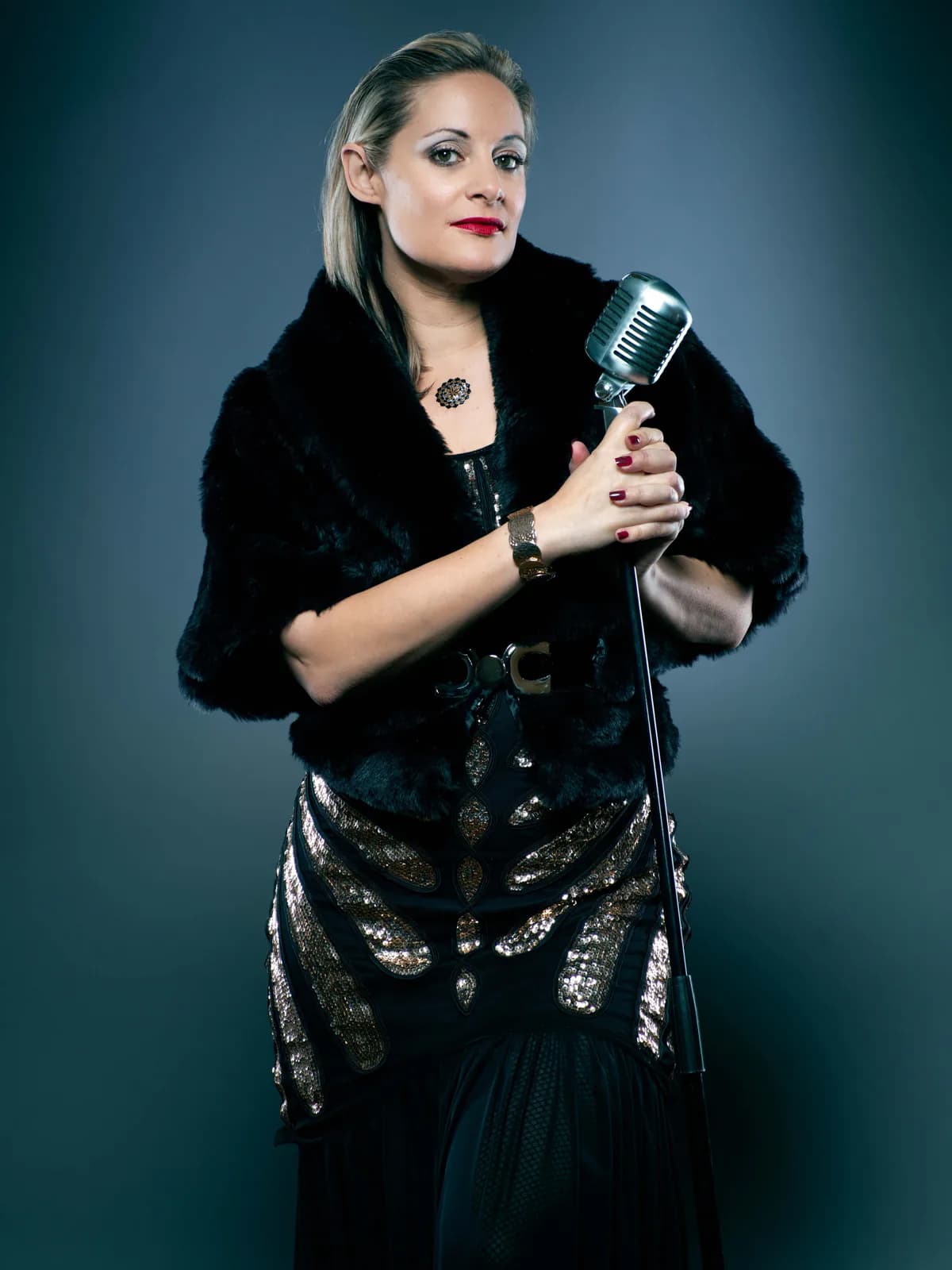 Céline Carrera, chanteuse du réseau Be With You Events, au micro