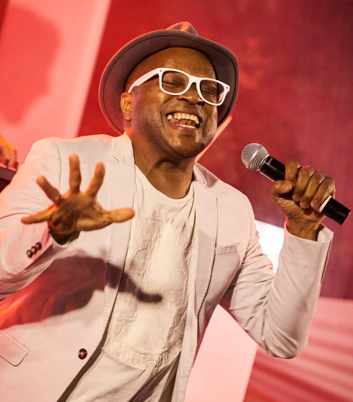 Dorien Smith, chanteur, micro en main pendant une soirée live