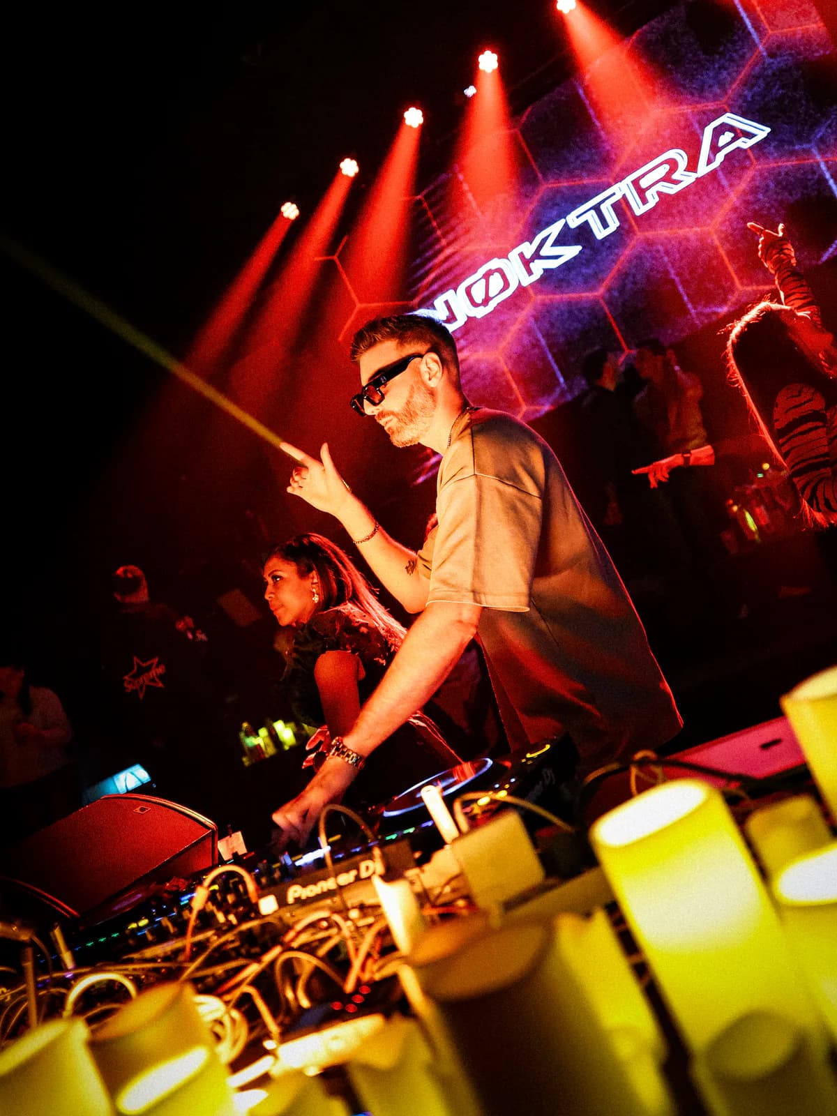 Florent Feltz, DJ du réseau Be With You Events, aux platines en club