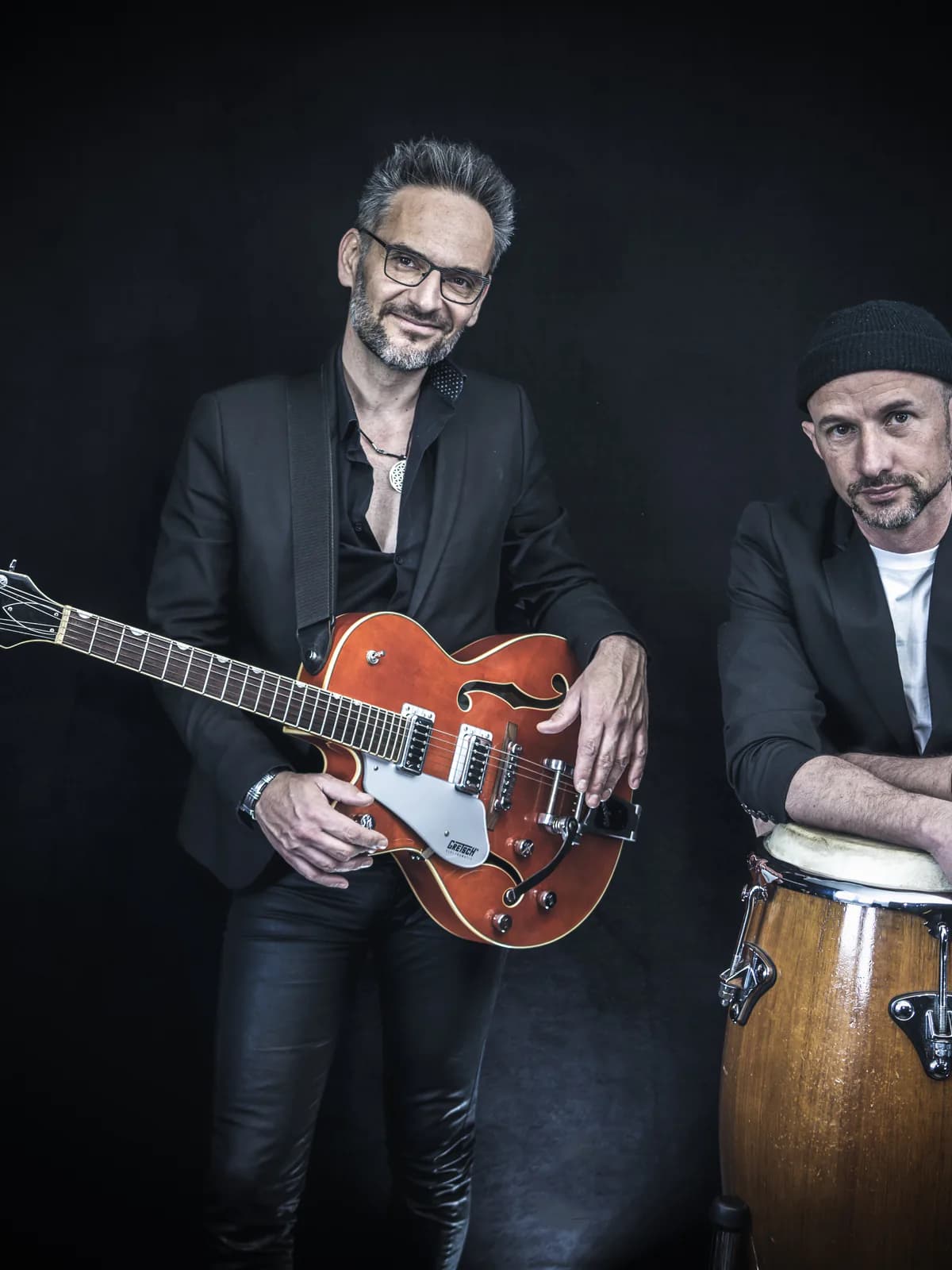 Le duo G&R, guitare-chant et percussions, en portrait de studio