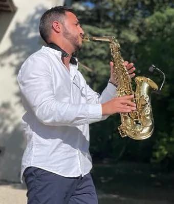 Javier, saxophoniste alto, en session live