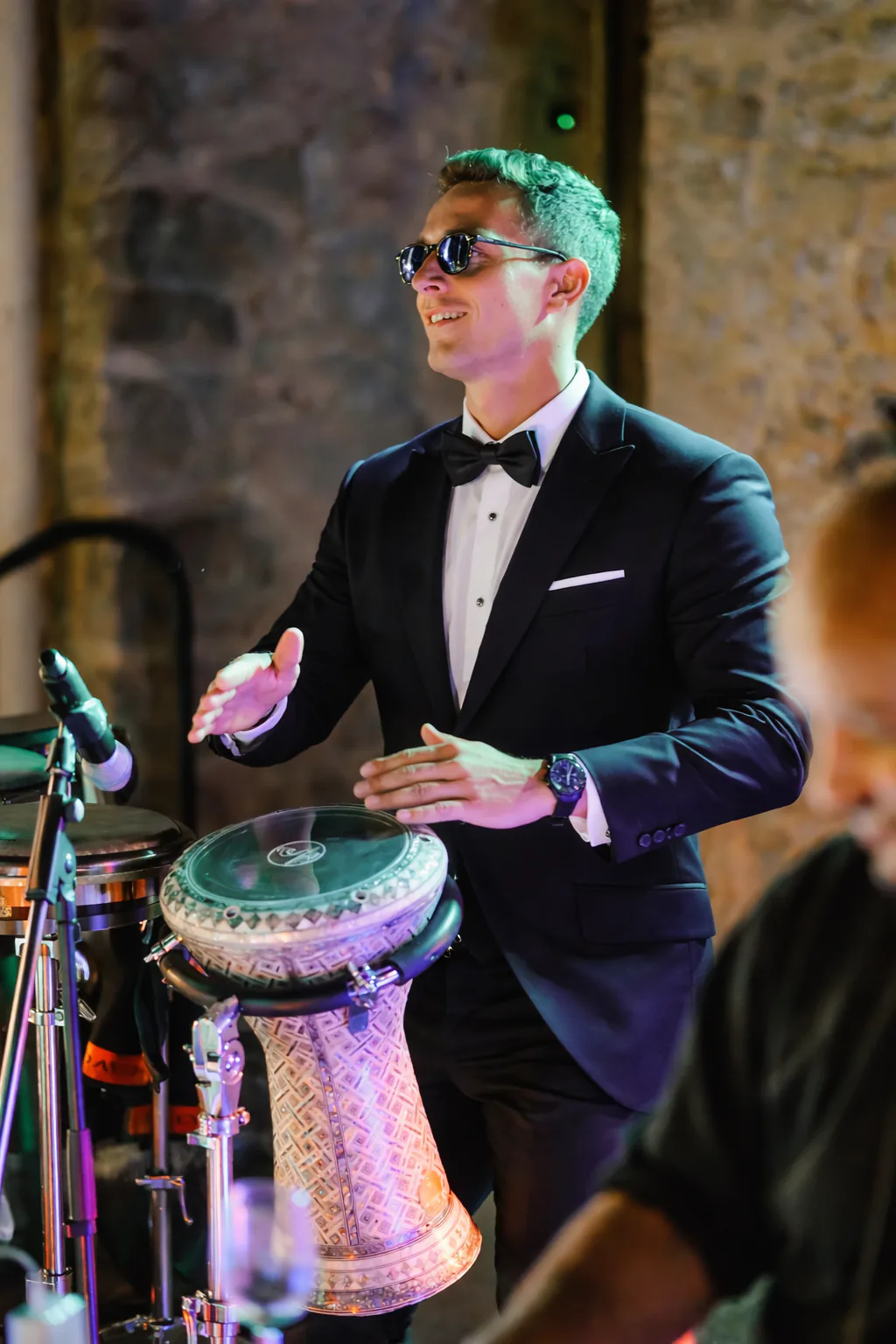 Max Percu, percussionniste du réseau Be With You Events, à la darbuka lors d'une soirée