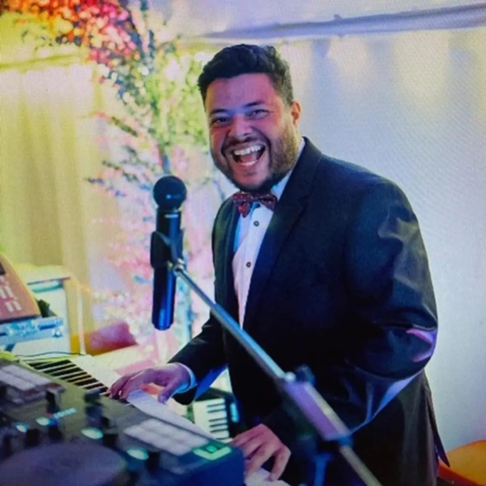 Nando Santana au clavier lors d'un événement