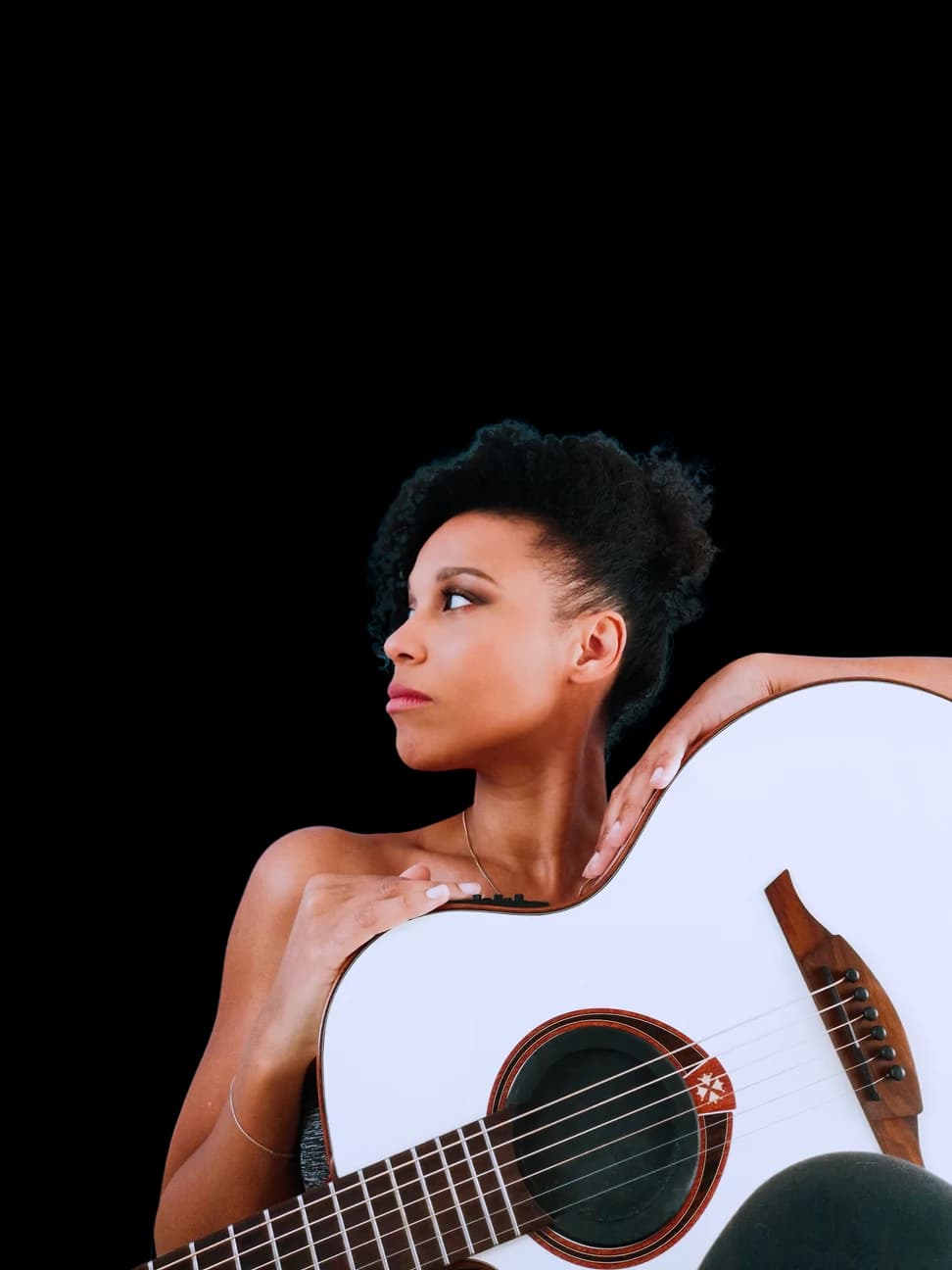 Nini, chanteuse et guitariste, en formule acoustique