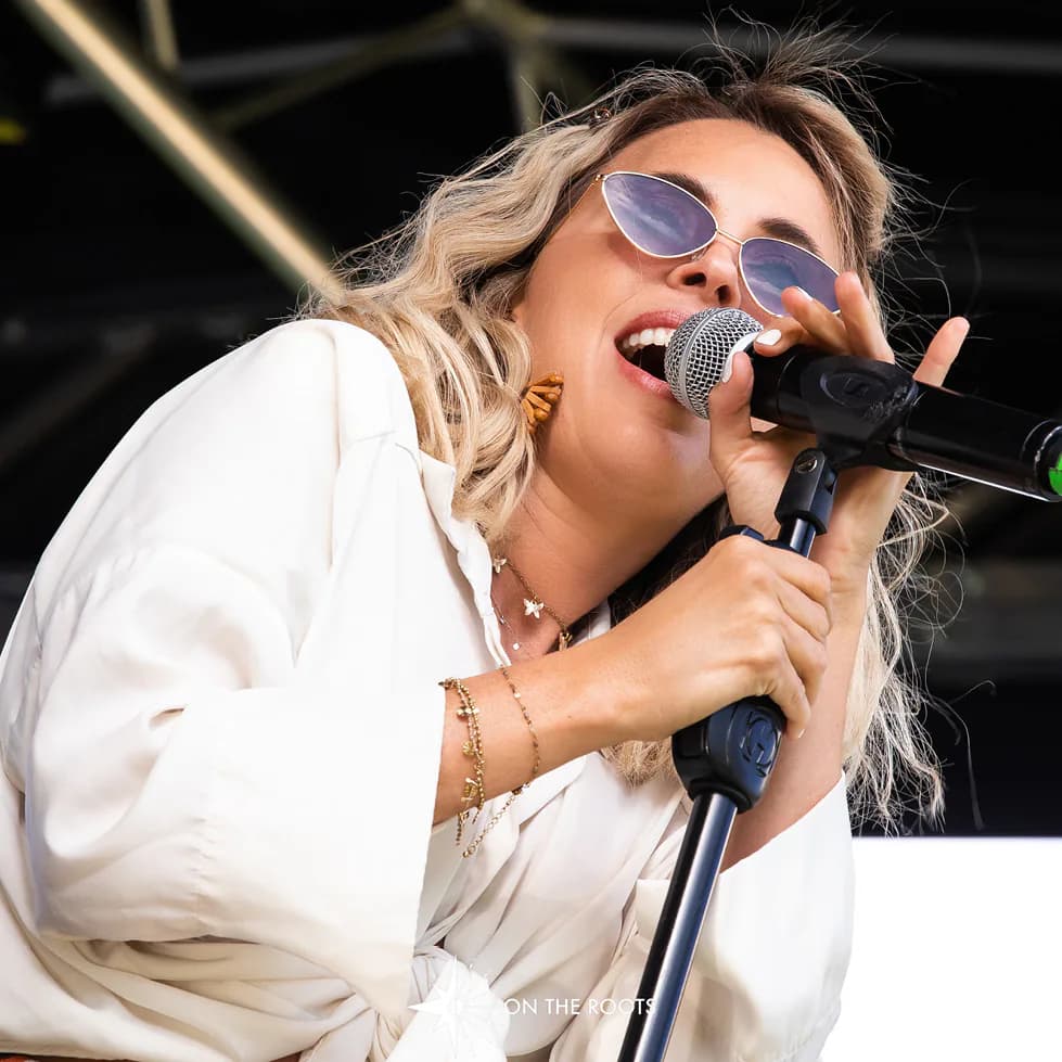 Chanteuse au micro pendant un concert live