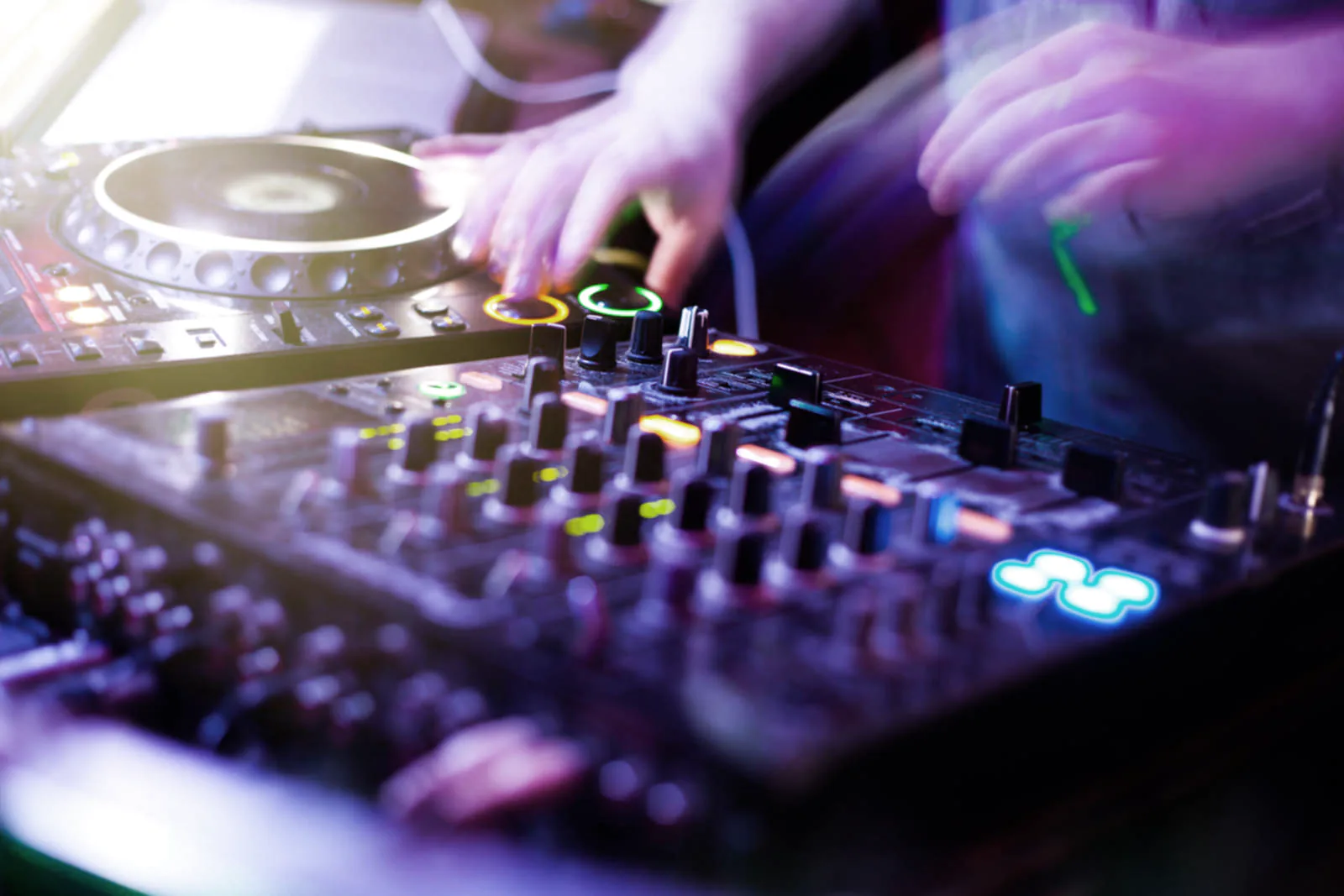 Gros plan sur les mains d'un DJ aux platines