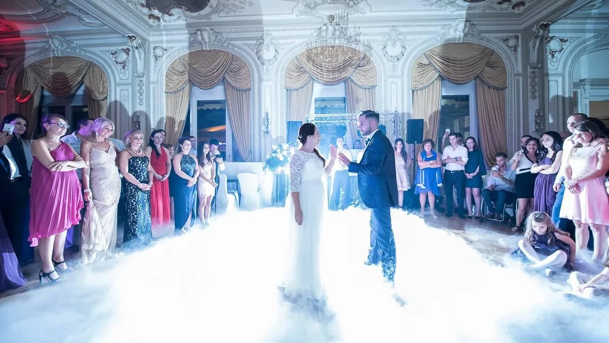Première danse dans une salle de réception, sur un nuage de fumée lourde qui reste au ras du sol