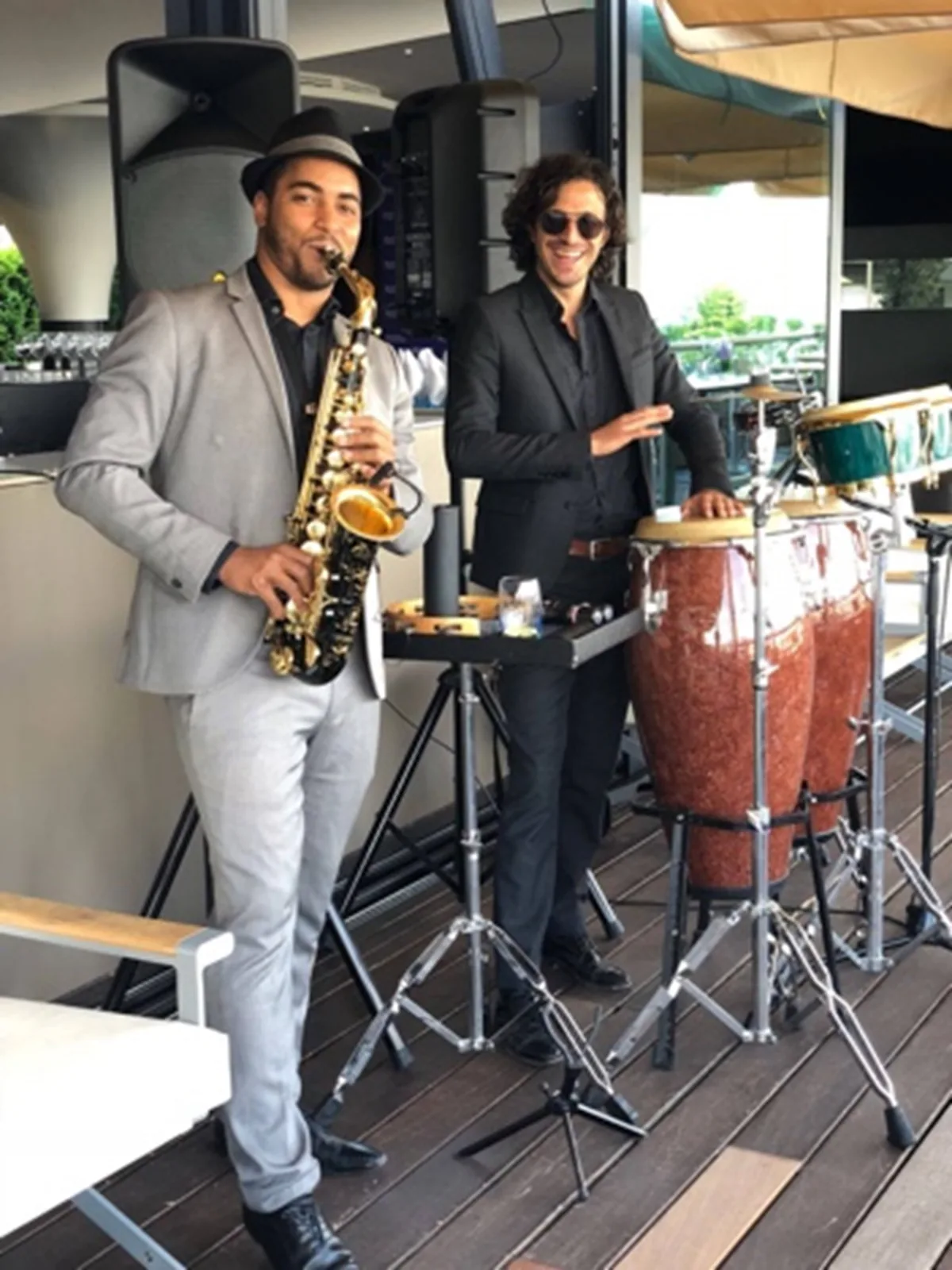 Duo saxophone et percussions pendant un cocktail en terrasse