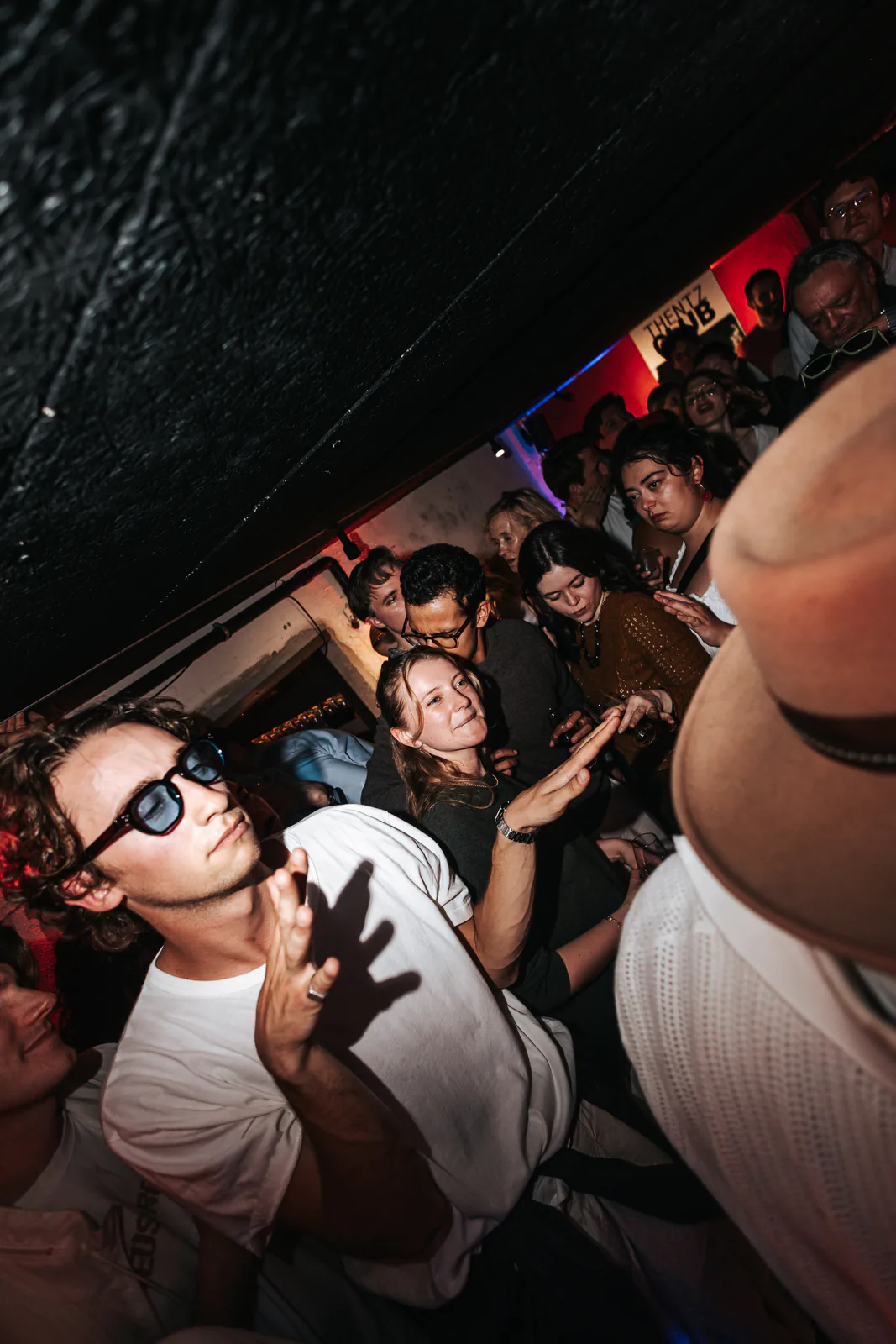 Public applaudissant pendant un concert en club