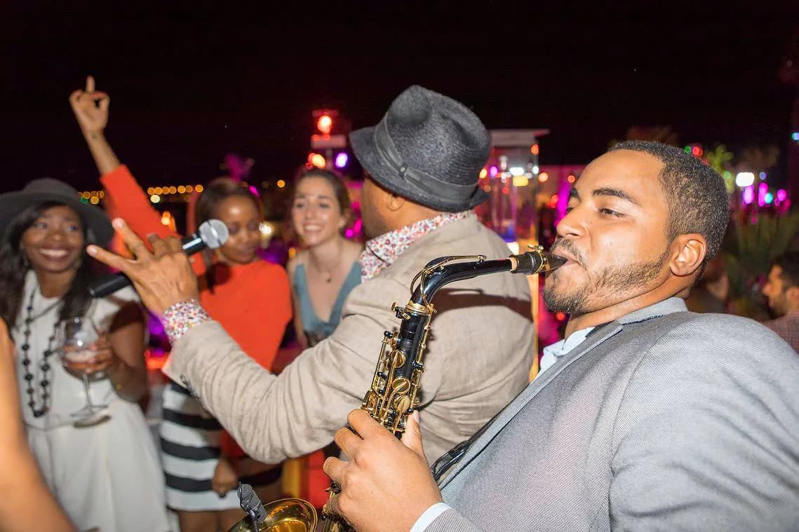 Saxophonist and singer between the tables during an evening party