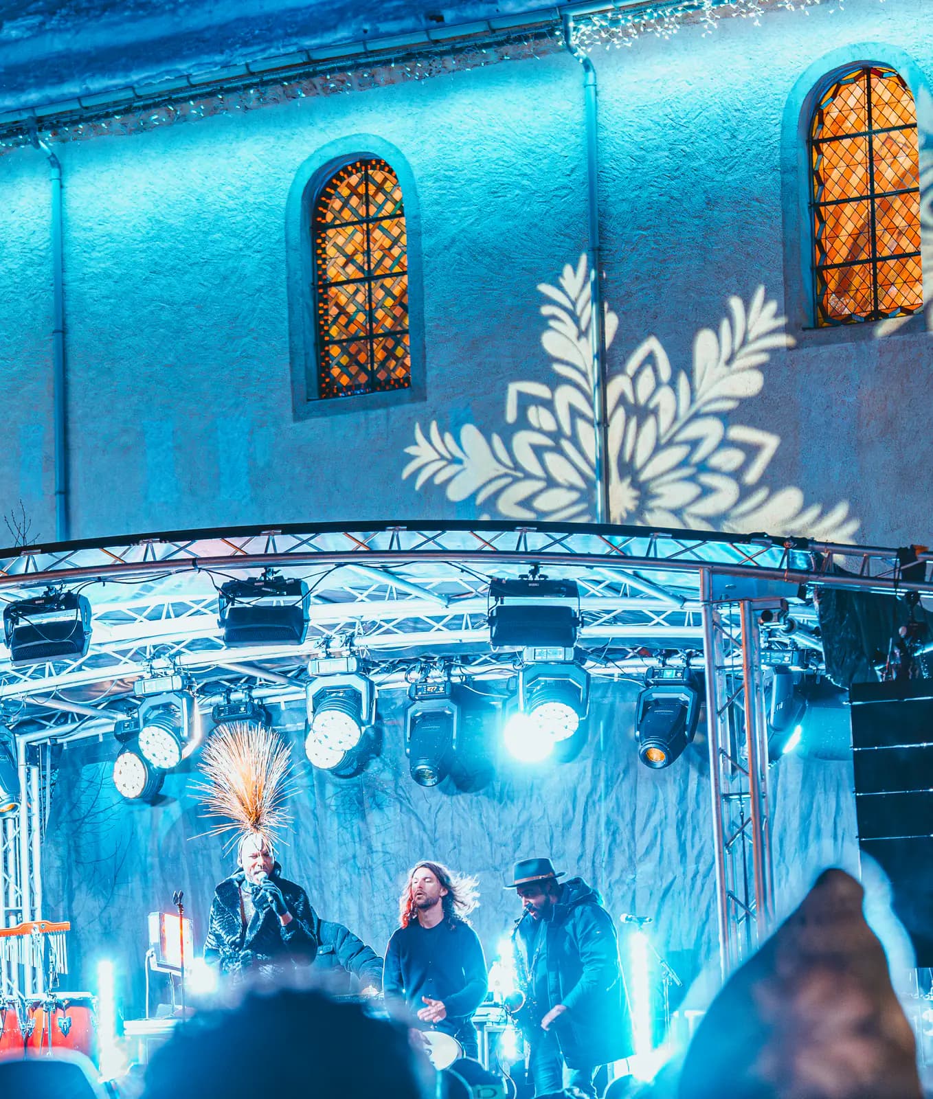 Projection lumineuse florale au-dessus de la scène d'un concert en plein air
