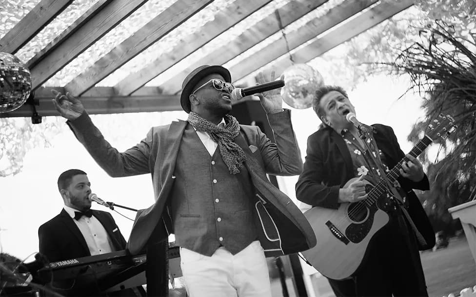 Formation live sous une pergola lors d'un mariage en extérieur