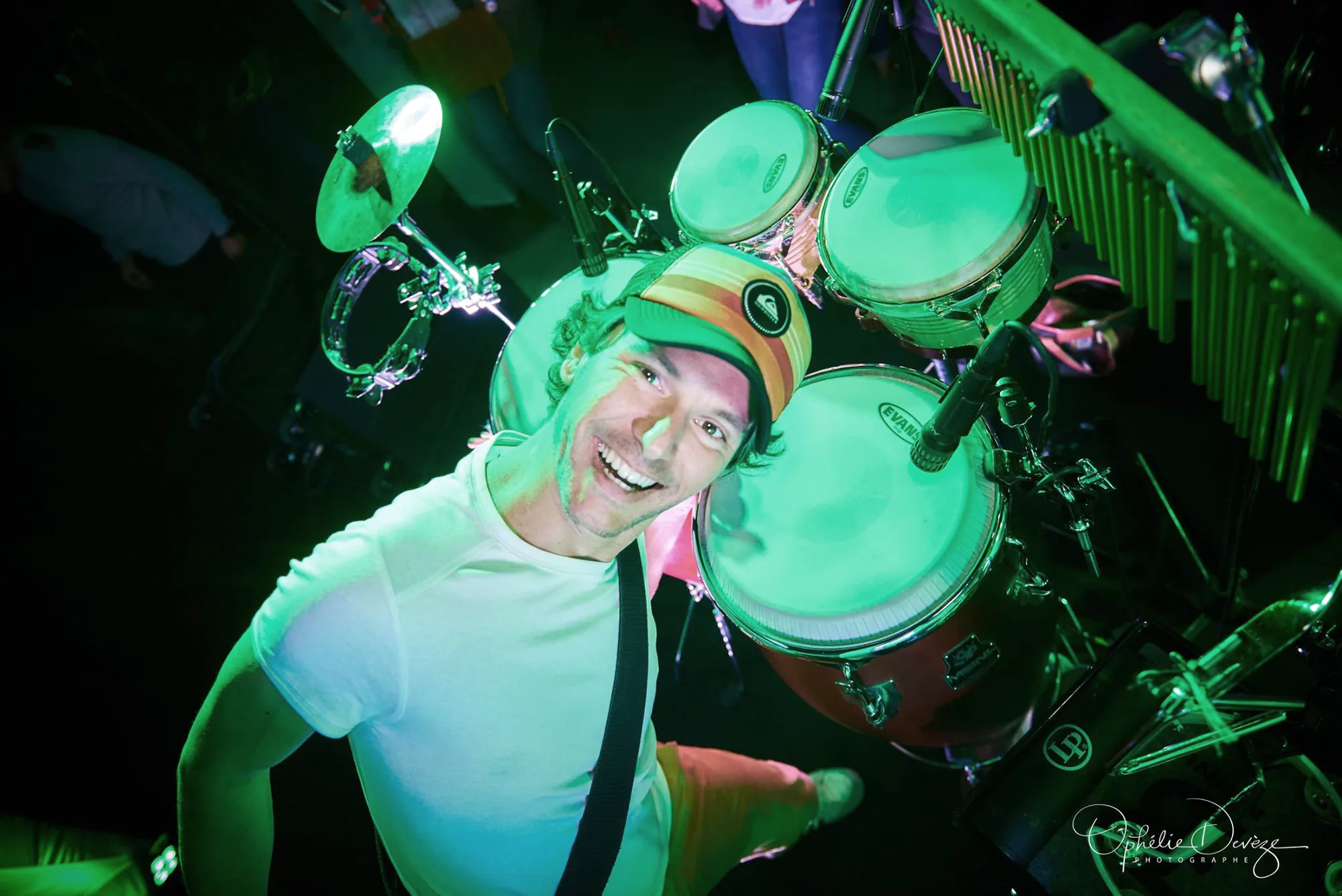 Percussionniste aux congas pendant un concert live