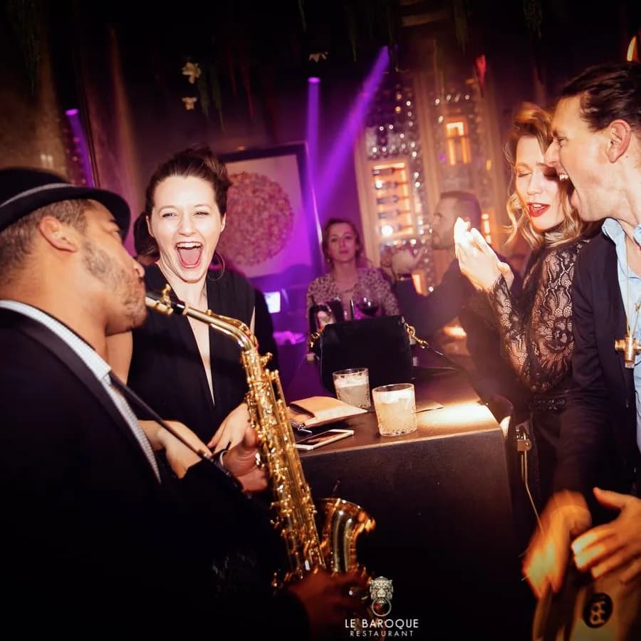 Invitée chantant aux côtés du saxophoniste pendant une soirée
