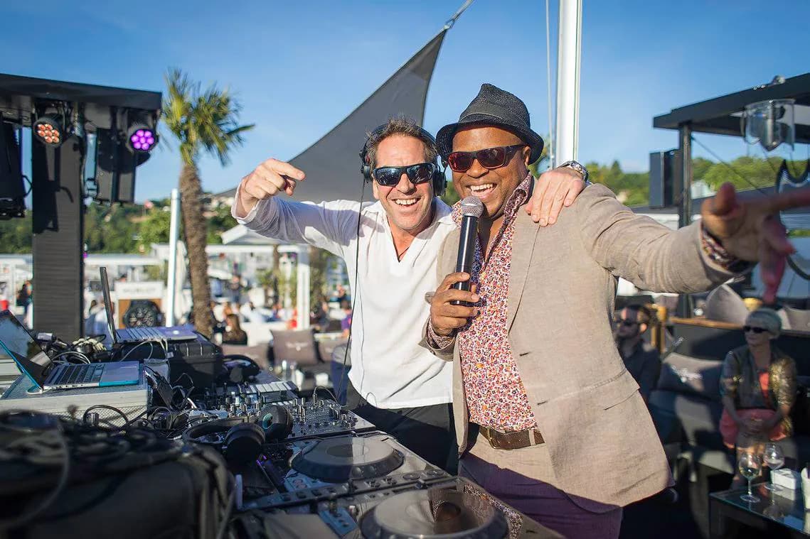 DJ et chanteur animant une terrasse en bord de mer