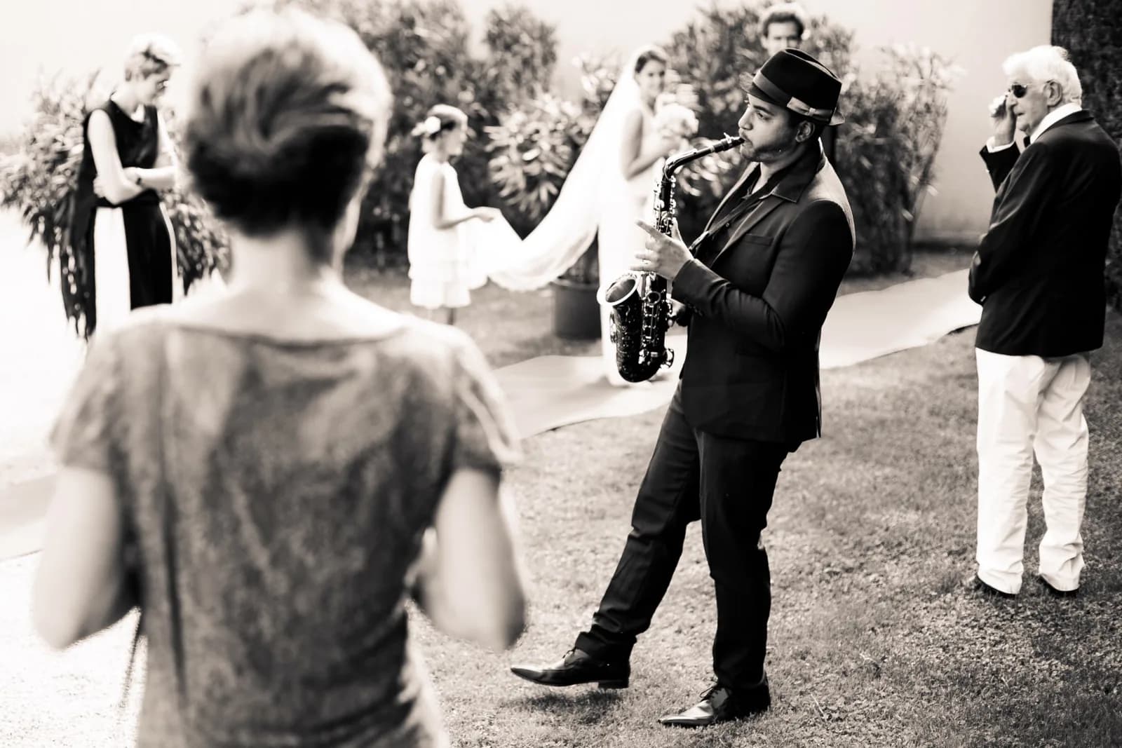 Saxophoniste pendant une cérémonie de mariage en extérieur